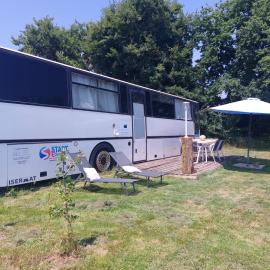 Pépère, bus aménagé dans camping à la ferme、Arcompsのホテル