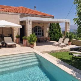 Artemis Apollonas Villa - Luxury Escape with Pool、Káïnaのホテル