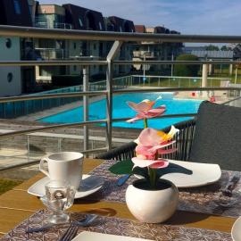 Apartment Sea heated Pool with Parking - Promenade Cannes Bredene, hotelli kohteessa Bredene