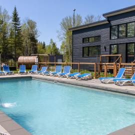 Chalet Beaulieu - Spa - Piscine - Sauna - Billard, hotel din Pont-Rouge