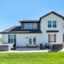 Dream Bear Lake Getaway w/ Hot Tub & Yard, hotel in Garden City