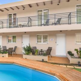 Holiday Homes BlueGreen - Beachfront, Pool, Garden and BBQ - near Heraklion, hotel v mestu Lygaria