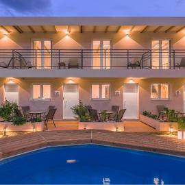 BlueGreen Holiday Homes - Family Friendly on the Beach with Pool, BBQ, near Heraklion, hotel v mestu Lygaria