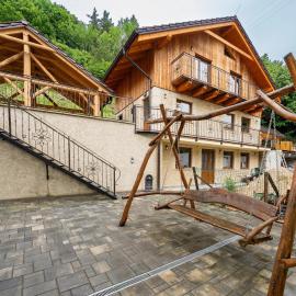 Chaty pod Kamenným morom - Hôrka, hotel in Vyhne
