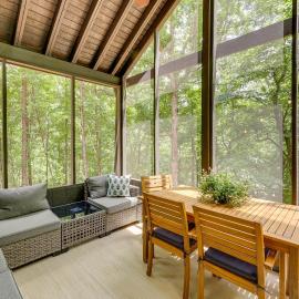Family-Friendly Dadeville Cabin w/ Hot Tub & Porch, hotel u gradu Dadeville