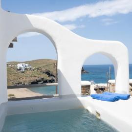 Ultramare Mykonos Beachfront House with 2 Outdoor Tubs, Hotel in Panormos, Mykonos