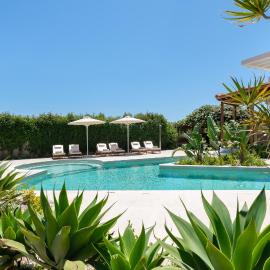 Excelencia New Villa with Artistic Pool & Sea View, hotel v mestu Asgourou