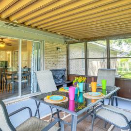 1 Mi to Dtwn Waycross: Home w/ Furnished Porch, hotel u gradu Vejkros