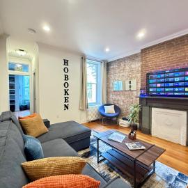 Large Home - Great Location - 15 Minutes to NYC - Sleeps 6 comfortably: Hoboken şehrinde bir otel