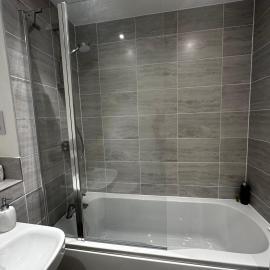 Modern Private Room and Bath in Maidenhead Near Heathrow Airport、タプロウのホテル