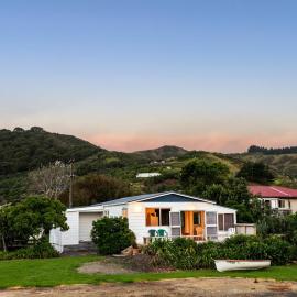 Coastal Comfort Holiday Home 100m to Mahia Beach, hotel in Mahia
