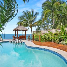 Mylara Beachfront Holiday Home, hotel in Holloways Beach