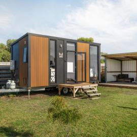Rosebrook Riverviews by Tiny Away، فندق في Rosebrook