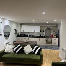 Modern 2BR Apartment City Centre Free Secure Parking Stunning Views