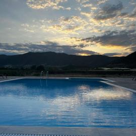 Petra Nova Suites, hotel v mestu Néa Péramos