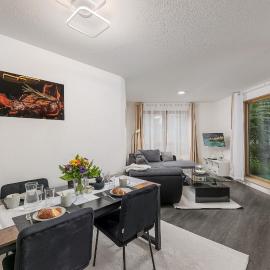 Rob's Flat - Moderne 3-Zimmer-Ferienwohnung mit Terrasse, 6 Schlafplätzen, 2 Min S-Bahn, Weil der Stadt bei Stuttgart