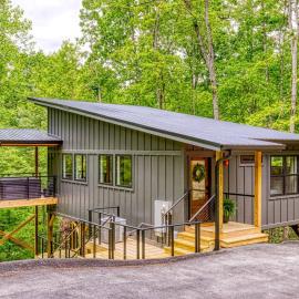 Peaceful Smoky Treehouse| Hot Tub • Hammock • Deck, hotell i Townsend