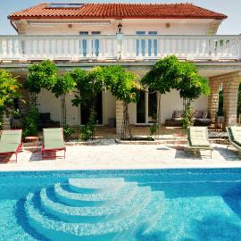 Villa Vika Apartments, hôtel à Njivice
