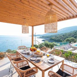 Lefkira Seafront Villa, hotel sa Évyiros