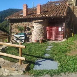 La Casa Roja de Quirós, hotel u gradu 'Armada'
