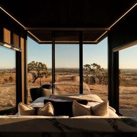 Luxury Winery Stay with Sweeping Hilltop Views, hotel u gradu 'Cornella'