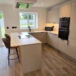 Ty Gwyn Cemaes - New Family Friendly Home: Cemaes Bay şehrinde bir otel