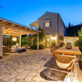 Decavos House