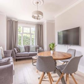 Viesnīca 2 Bed Close to Windsor Castle, Ascot Races - By Tempstay pilsētā Askota