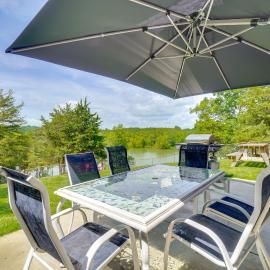 Boat Dock: Pet-Friendly Douglas Lake Getaway!, хотел в Дандрижд