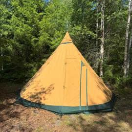Natur pur im Tipi -Dein Rückzugsort in Schwedens Wildnis, hotell i Arvika