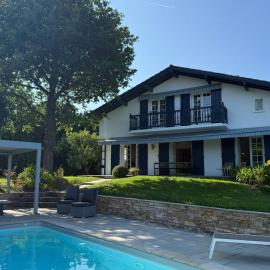 Villa Basque climatisée et piscine chauffée, jardin verdoyant, hotell i Arbonne