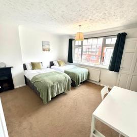 Rushden Home - Perfect for Contractors - Free Parking - Sleeps 5 - Garden - Netflix and HDR TV, hotel a Rushden