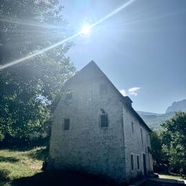 Nika Guesthouse & Camp
