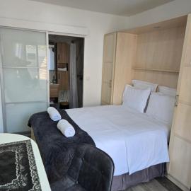 4 logements à La Trinité proche de Nice 15 mn, Monaco 20 mn et l'Italie 30 mn 2 Chambres et 2 Studios privés et indépendants, hotel a La Trinité
