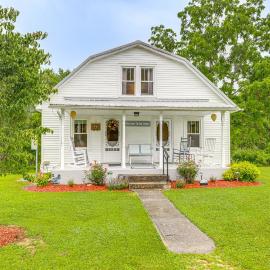 'Grandma's Farm House' on 125 Acres w/ Fire Pit!, hotel in Beattyville