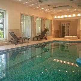 Luxury villa indoor pool Warsaw, hotel a Magdalenka
