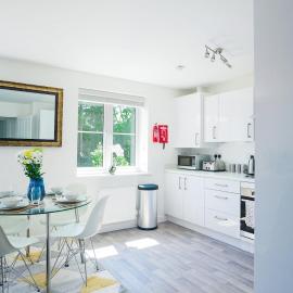 Central 2 Bedroom Flat with 2 Parking Spaces, Quiet and Modern Stay โรงแรมในปีเตอร์โบโรห์