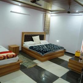 Viesnīca Shri Anand Hotel Berinag Shahgram with Parking included pilsētā Berināg