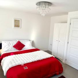 Modern Double Room with Desk,Netflix, Wifi and Free Parking Near Wellingborough Centre, hotel a Wellingborough