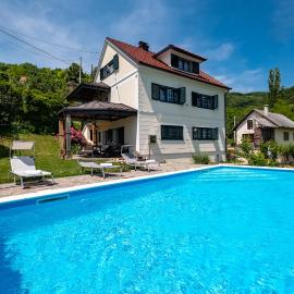 Monte Petrus, Hotel in Vujci