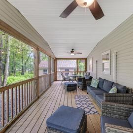 cozy home in arrowhead lake with huge screened in porch beach and lake and playground, hotel u gradu Arrowhead Lake