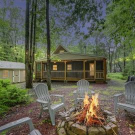 cozy home in arrowhead lake with huge screened in porch beach and lake and playground, hotel v destinaci Arrowhead Lake