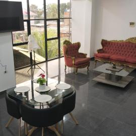 Private 4 Story retreat، فندق في بوكالبا