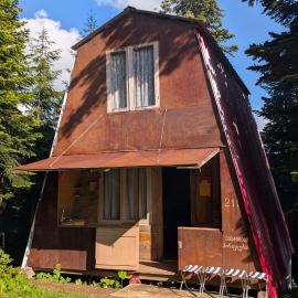 House in forest, hotel i Gomi