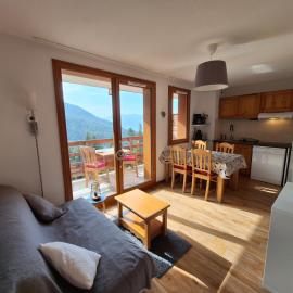 Bel appart au centre des Orres 1800 - Grand balcon Belle vue - A côté pistes, hotel in Les Orres