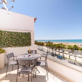 MADAGÌ Beachfront Apartments, hotel u gradu Pocalo