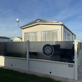 Sunnymede B7 - Fantasy Island, Hot tub, wrap around veranda, WiFi, pet free - Meadow Lakes Caravan & Lodge Hire, hotel di Ingoldmells