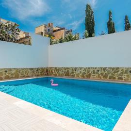 Maisonette with communal Pool in Qala, хотел в Qala