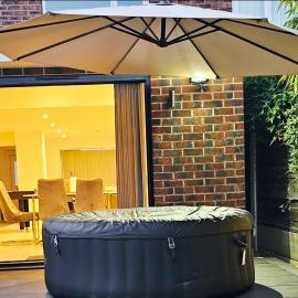 Manchester 2BR Luxe Lounge, Hot Tub, Pool Table, hotel in Sale