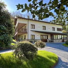 Fuentes del Narcea apartamentos rurales, hotel di Cangas del Narcea